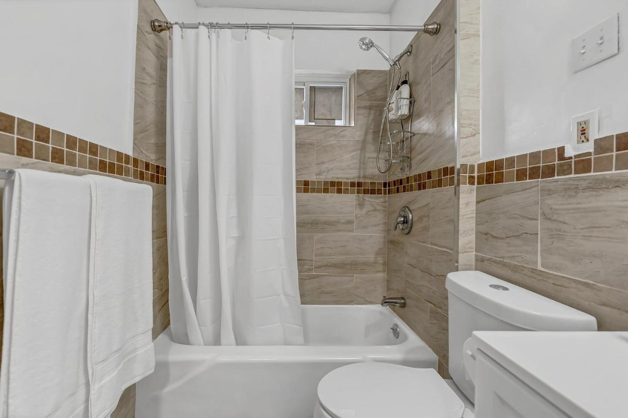 Вилла Renovated Main Floor Large 3 Bed House Буффало Экстерьер фото